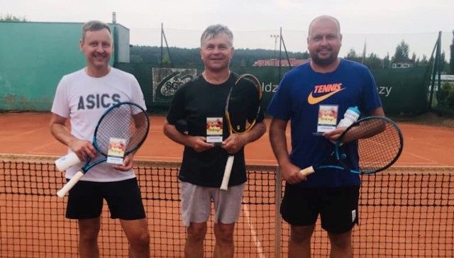 Zwycięscy turnieju tenisowego Waldemar Olszowski,  Andrzej Fręśkom i Marcin Olejniczak