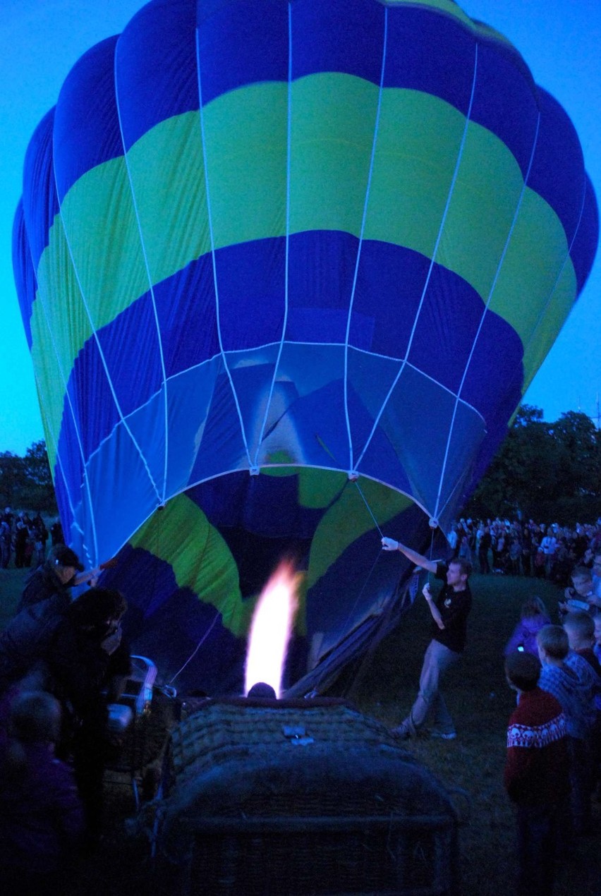 Leszno: Kilkanaście balonów rozświetlało mrok podczas nocnego pokazu pod Akwawitem [ZDJĘCIA]