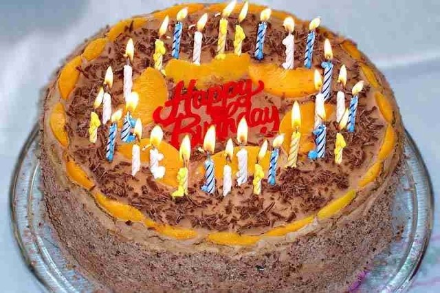 Źródło: http://commons.wikimedia.org/wiki/File:Birthday_cake28.jpg