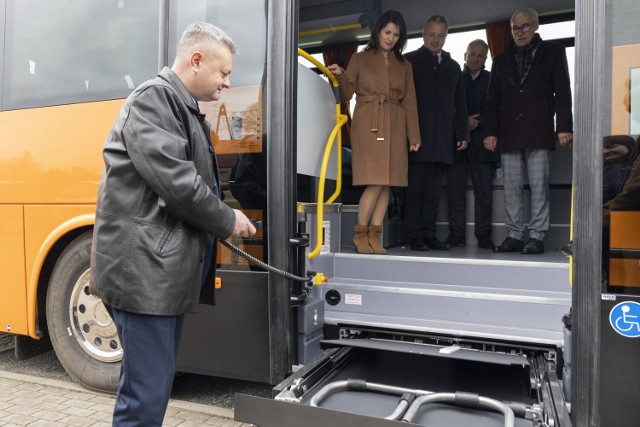 Wojewoda Mikołaj Bogdanowicz wraz z posłanką Ewą Kozanecką symbolicznie przekazali kluczyki do autokarów na ręce dyrektora Zakładu Gospodarki Komunalnej w Sośnie Marcina Grubickiego.