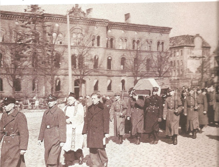 Pogrzeb milicjanta. Pl.Stalina (ob. Wolności) W tle budynek Sądu. Wyd. "Stargard i jego mieszkańcy"