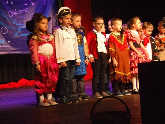 Podczas przeglądu piosenki przedszkolnej, dzieci ze wszystkich chełmińskich placówek zaprezentowały na scenie kinoteatru „Rondo” piosenki znane każdemu maluchowi. - Nie sprawdzaliśmy jakości wykonań, chodziło o dobrą zabawę - mówi Kamila Cieślewicz z Chełmińskiego Domu Kultury. I dodaje: - Każde przedszkole prezentowało jeden wspólny utwór, ale także zaprezentowało swojego solistę z przedszkola.