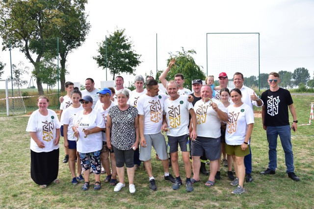 Osoby z gminy Żnin, które rzucają podkową. Wśród nich są laureaci turnieju w Lisim Ogonie. Zdjęcie zostało zrobione podczas turnieju rzutu podkową w Sielcu.