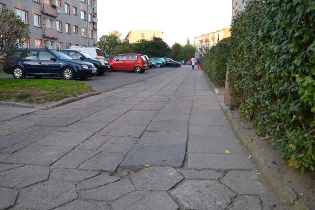 Zdaniem radnego Leszka Witkiewicza, remontu wymaga chodnik na pl. Narutowicza
