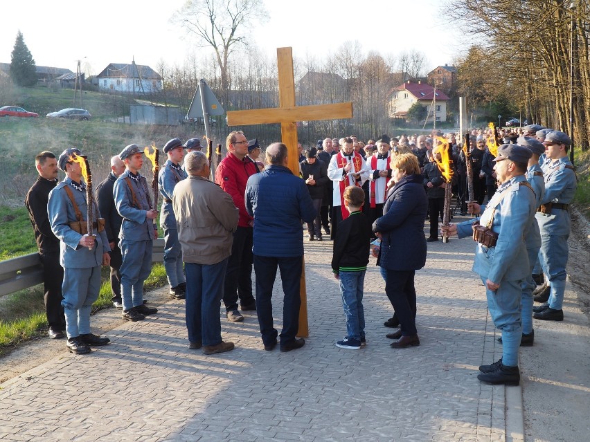 Powiat kraśnicki. Za nami nabożeństwo Drogi Krzyżowej po Grodzisku Wczesnośredniowiecznym w Leszczynie (ZDJĘCIA)