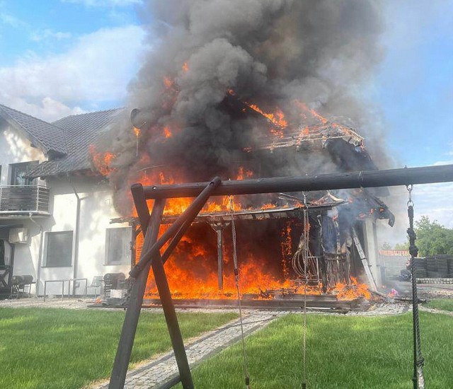 Paliła się jedna część domu dwurodzinnego, popularnie nazywanego "bliźniakiem".
