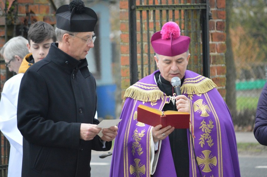 Wizytacja biskupa i bierzmowanie w parafii Budzyniu
