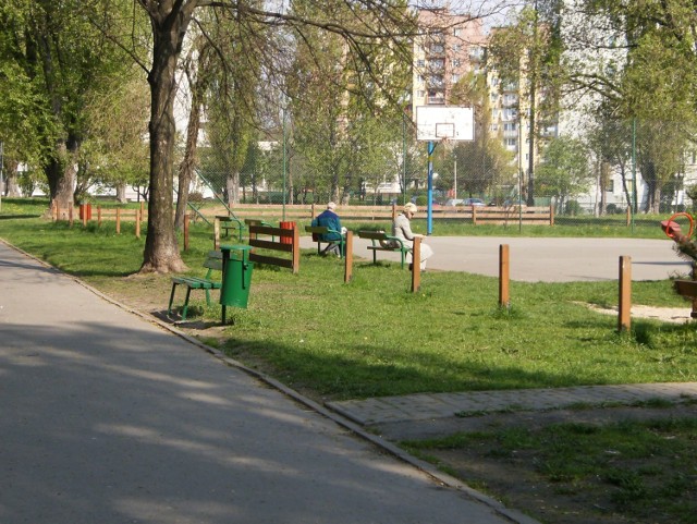 Park Planty Bieńczyckie znajduje się na terenie Dzielnicy XVI Bieńczyce.

Powierzchnia parku wynosi 15,13 ha.

Położony jest na terenie płaskim, przedzielony ruchliwymi arteriami na cztery części. Większość terenu parku stanowi teren zieleni, w części porośnięty drzewami. Park zagospodarowany jest alejkami, urządzeniami małej architektury. Na jego terenie znajdują się 4 place zabaw, w tym jeden nowo powstały - wyposażony w nowe urządzenia zabawowe.  W roku 2013 ze środków Rady Dzielnicy XVI została odnowiona część alejek.