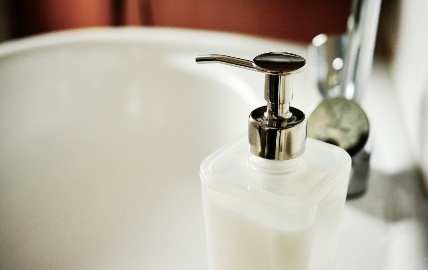 Regularnie myj lub dezynfekuj powierzchnie dotykowe