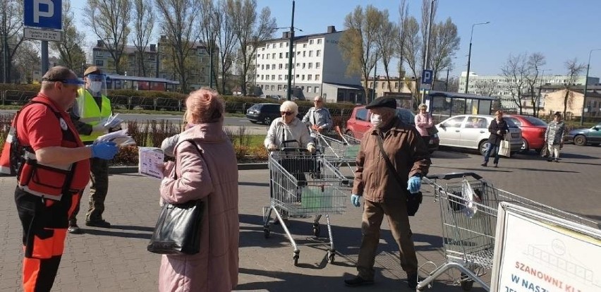 Rok temu w kwietniu rozdawano maseczki dla seniorów. Akcja...