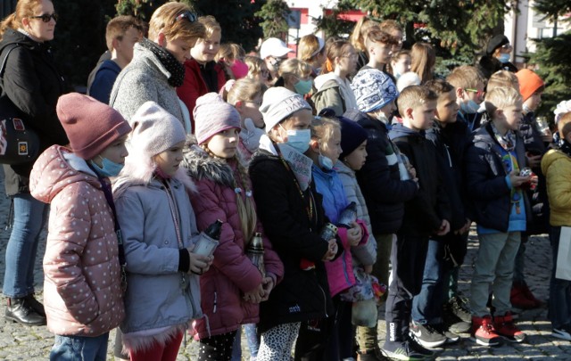 Dziś (29 października) na Skwerze Polaków Poszkodowanych przez III Rzeszę uczczono pamięć 10 grudziądzan rozstrzelanych przez żołnierzy niemieckich w pierwszej publicznej egzekucji przeprowadzonej w okupowanym Grudziądzu. Zbrodni tej dokonano 29 października 1939 roku, czyli 82 lata temu. Program artystyczny dotyczący tej rocznicy przygotowali uczniowie Szkoły Podstawowej nr 8 w Grudziądzu.