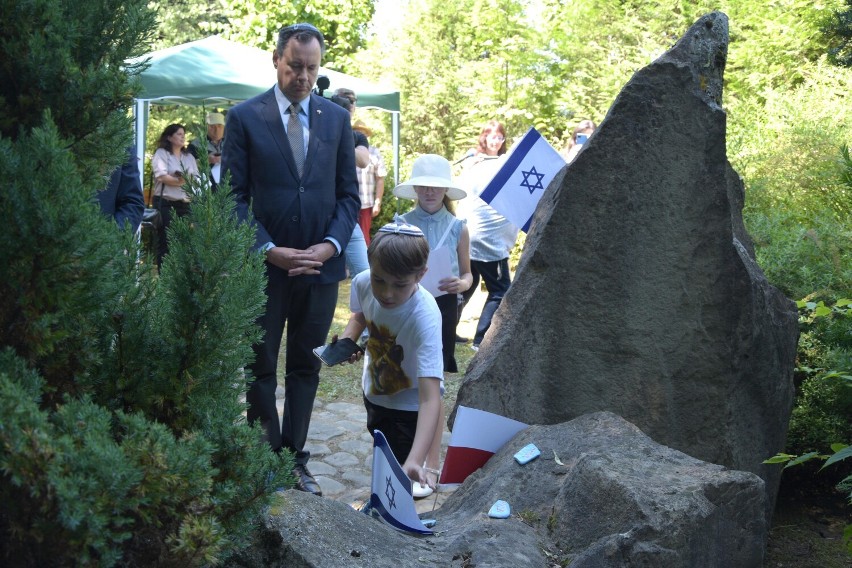  Ambasador Izraela w Polsce z wizytą w Bieszczadach. Oddał hołd polskim Żydom i Romom zamordowanym w Lutowiskach [ZDJĘCIA]