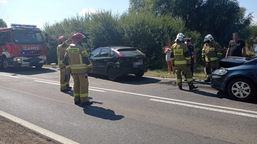 Utrudnienia na drodze po zderzeniu dwóch aut