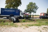 Wypadek pod Lesznem, małe dzieci w szpitalu po zderzeniu ciężarówki z osobówką  [ZDJĘCIA i FILM]