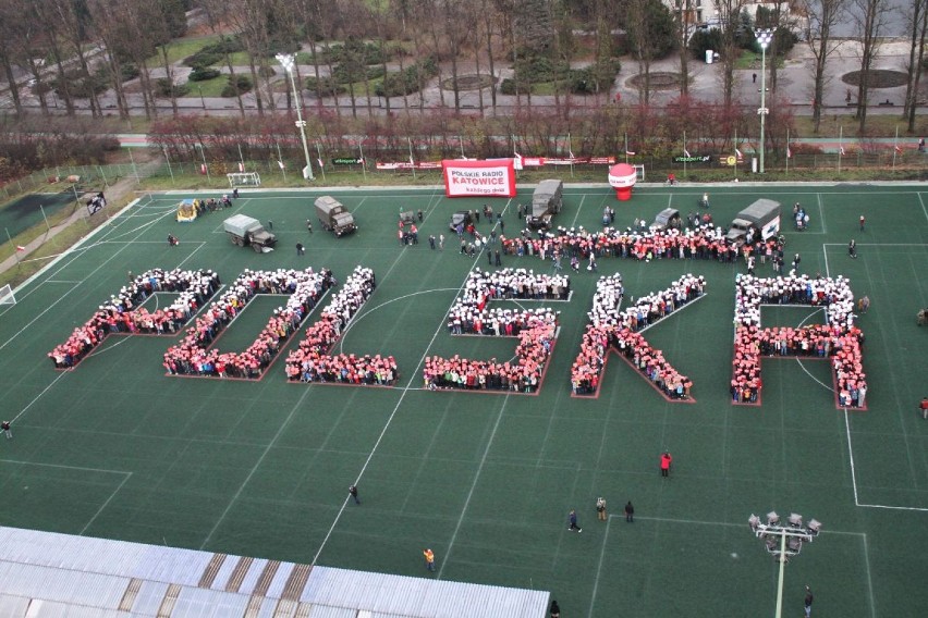 W poniedziałek (11 listopada) o godz. 15 na bocznym boisku ułożony został biało-czerwony napis POLSKA.