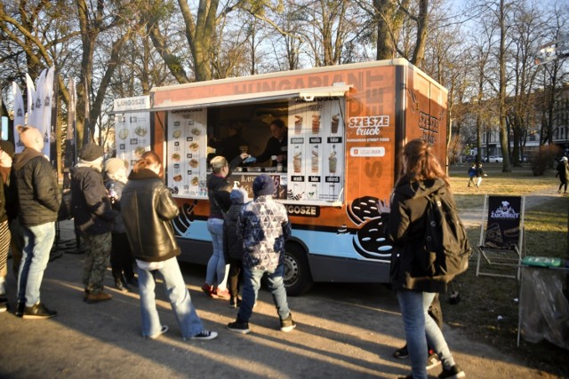 Zlot food trucków na Placu Jagiellońskim w Radomiu potrwa cały weekend, od piątku (18 marca) od 15.00 do 21.00, sobota (19 marca) od 12.00 do 21.00, niedziela (20 marca) od 12.00 do 20.00.