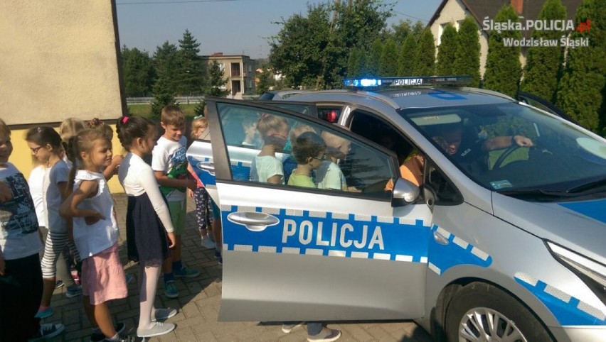 Policjanci odwiedzają szkoły i rozmawiają z dziećmi o...