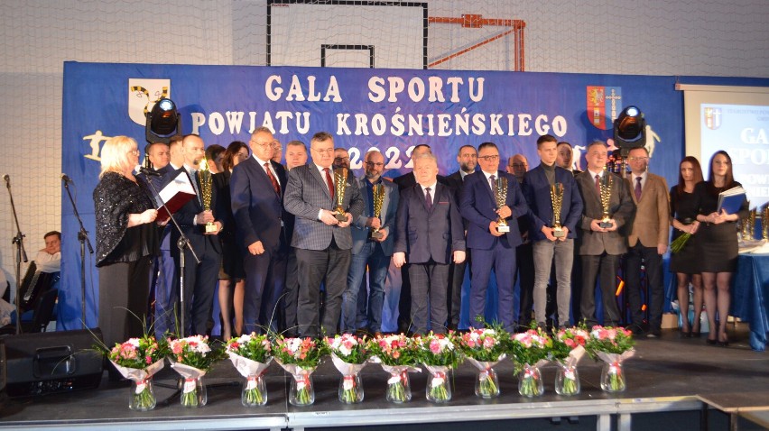 Najlepsi sportowcy, działacze i trenerzy powiatu krośnieńskiego uhonorowani podczas Gali Sportu w Równem [ZDJĘCIA]