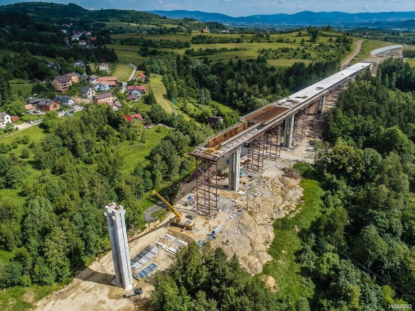 Budowa obejścia Węgierskiej Górki. Blisko kilometrowa estakada, powoli pokrywa się betonem - zobacz ZDJĘCIA