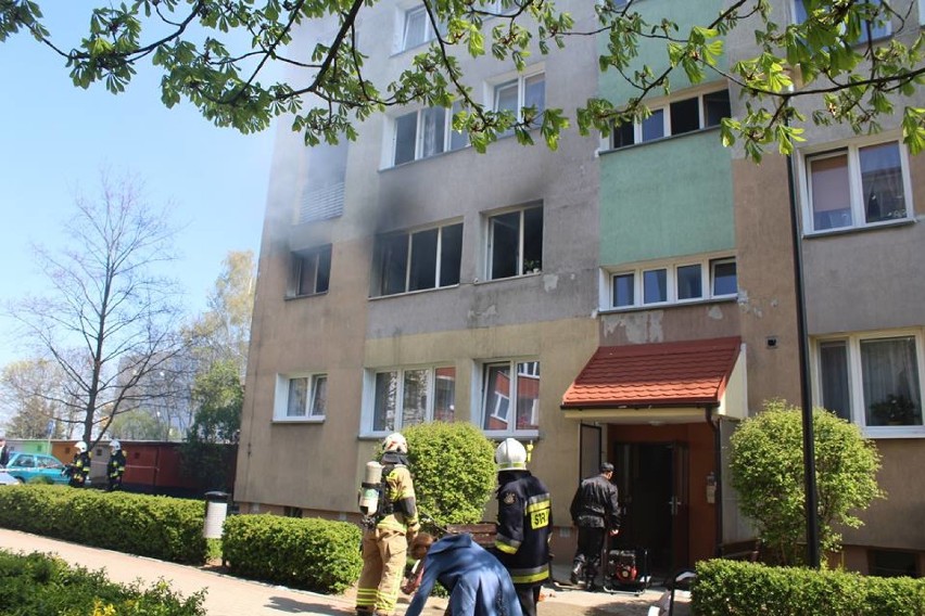 Groźny pożar bloku w Polkowicach. Ogień uszkodził dwa mieszkania