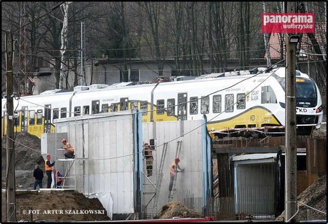 W piątek (5 kwietnia) rozpoczął się szósty miesiąc budowy przystanku kolejowego Wałbrzych Centrum