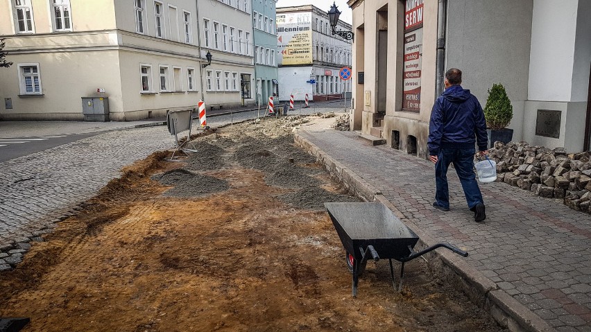 Leszno. Niepodległości w remoncie. Nie przejedziemy jednym pasem brukowanego odcinka drogi w centrum [ZDJĘCIA]