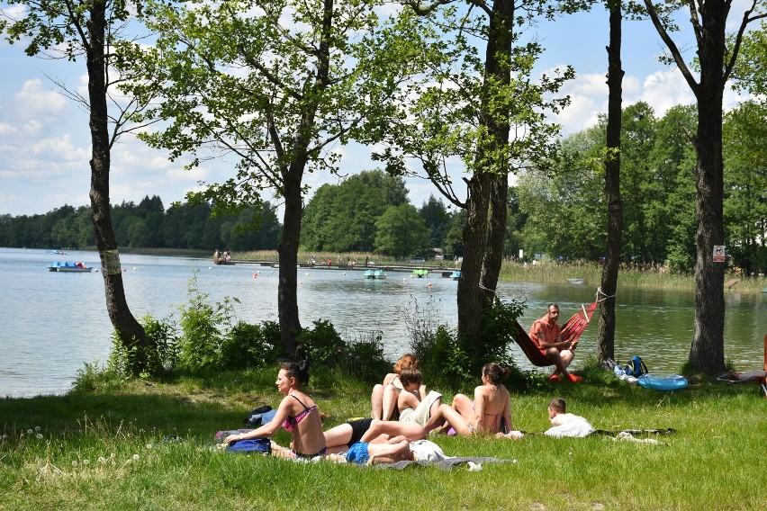 Słoneczna niedziela przyciągnęła setki  turystów nad Jezioro Białe. Zobacz zdjęcia