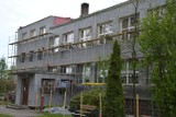 Termomodernizacja szkoły w Brudzewicach. Docieplają obiekt, wymieniają oświetlenie i instalują centralne ogrzewanie (FOTO) 