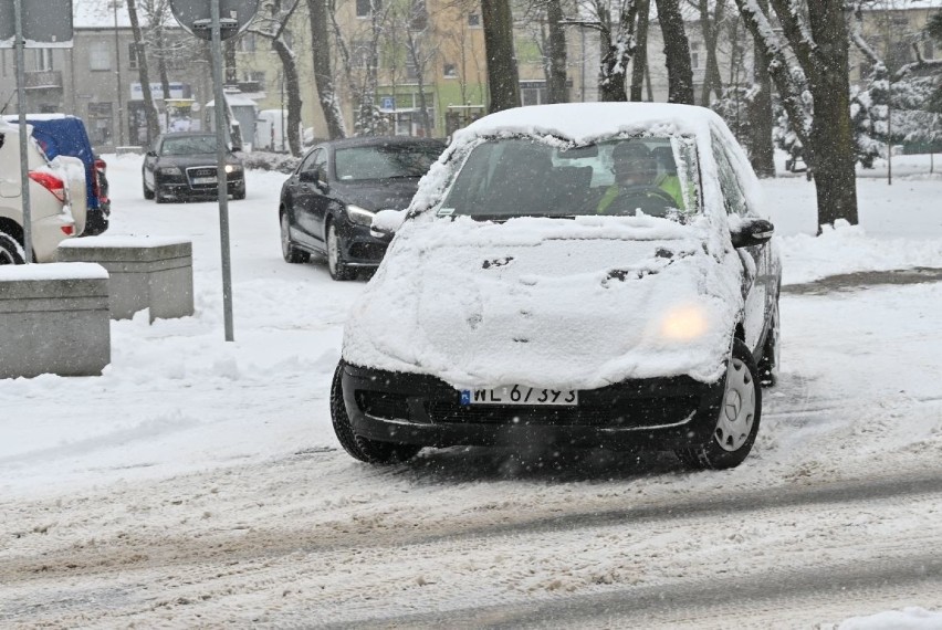 Od wtorku 12 stycznia w Busku obficie padał śnieg. Po...