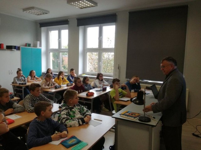 Koła naukowe ze szkoły w Markowicach miały okazję uczestniczyć w spotkaniu z Prof. Grzegorzem Karwaszem - naukowcem Uniwersytetu Mikołaja Kopernika w Toruniu