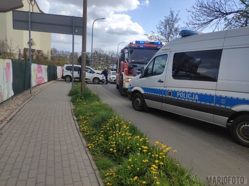 Zderzenie trzech samochodów na ul. Hallera w Opolu.