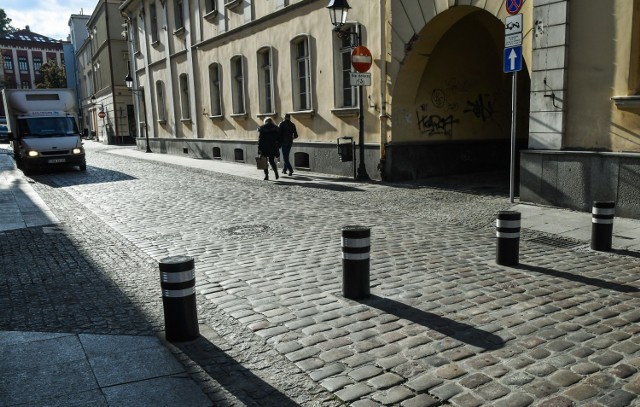 Oddanie przestrzeni w centrum miasta pieszym i utrudnienie wjazdu kierowcom było głównym celem w zmianach organizacji ruchu w tym miejscu.