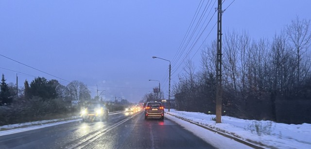 W poniedziałek 27 drogi i chodniki w Będzinie oraz powiecie pokrył śnieg. Miejscami jest bardzo ślisko 

Zobacz kolejne zdjęcia/plansze. Przesuwaj zdjęcia w prawo naciśnij strzałkę lub przycisk NASTĘPNE