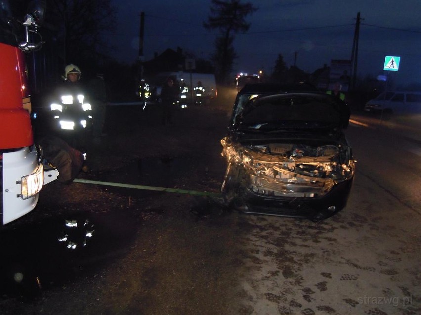 Wypadek w Węgierskiej Górce. Osobówka uderzyła w samochód dostawczy [ZDJĘCIA]