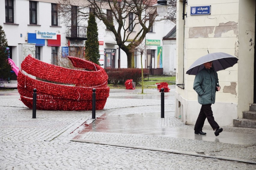 Pijany wandal grasował nocą po starówce w Sieradzu. Został zatrzymany (fot, aktualizacja)