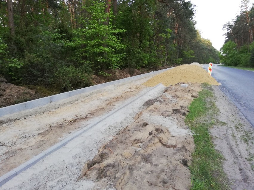 Trwa budowa ścieżki rowerowej wzdłuż drogi z Tomaszowa Maz. do Smardzewic [ZDJĘCIA]
