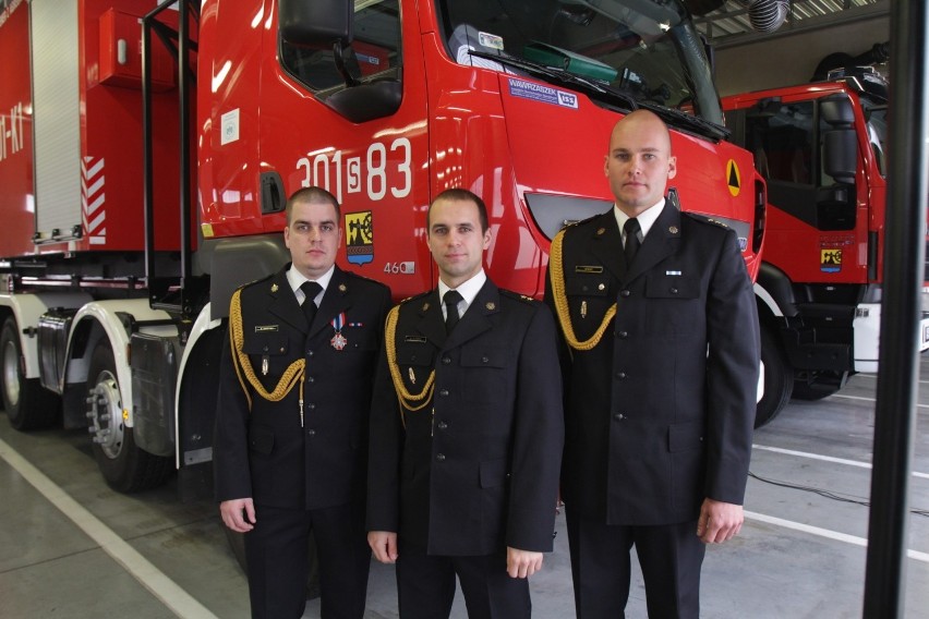 Od lewej: kpt. Paweł Krótki, mł. kpt. Wojciech Florek i kpt....
