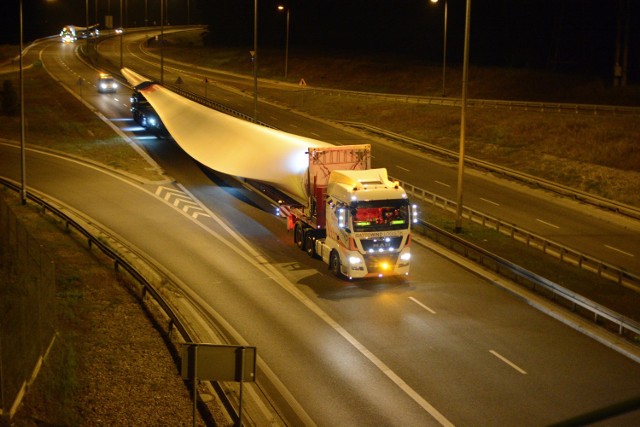 Łopaty wirnika, mające ponad 70 metrów długości, transportowano w nocy ulicami Grudziądza