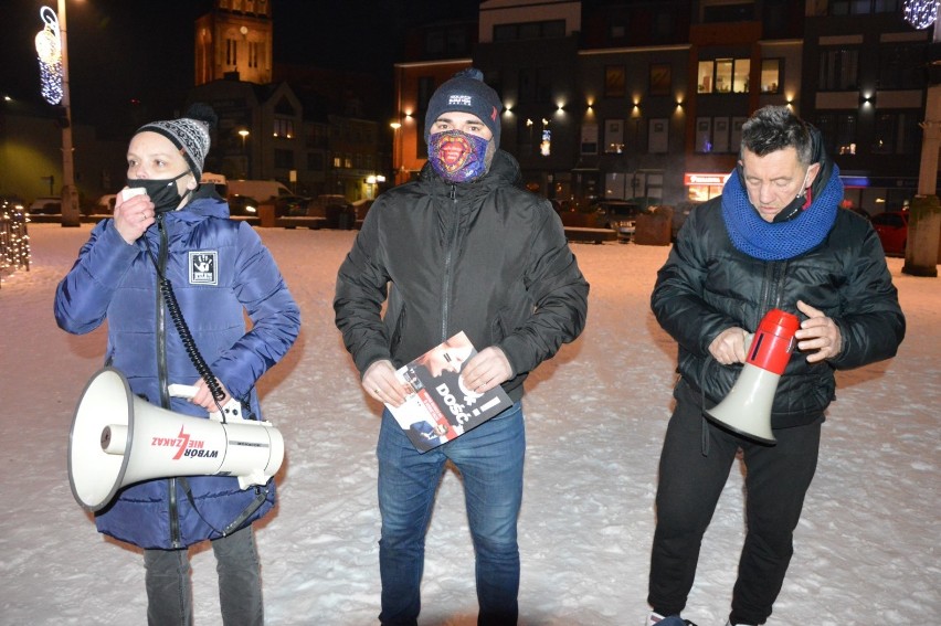 Lębork. Protestowali na placu Pokoju w sprawie aborcji. Radni z Lęborku i Łeby też. Padły mocne słowa