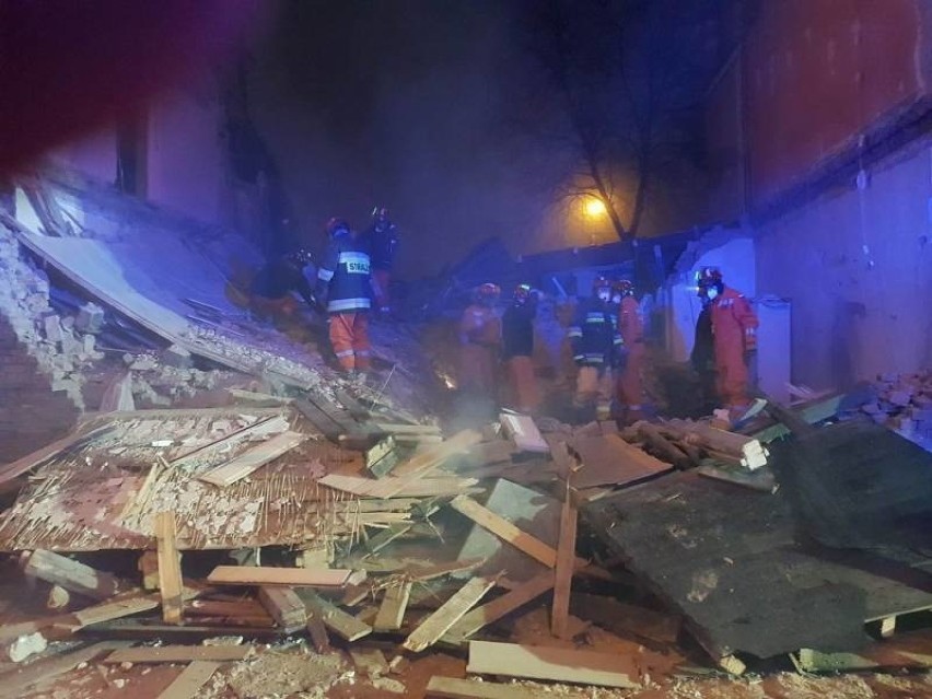 Strażacy z Nowego Sącza przeszukiwali z psami gruzowisko po wybuchu kamienicy w Sosnowcu [ZDJĘCIA]