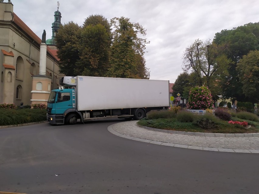 Ciężarówka zablokowała rondo w centrum Grodziska! [ZDJĘCIA]