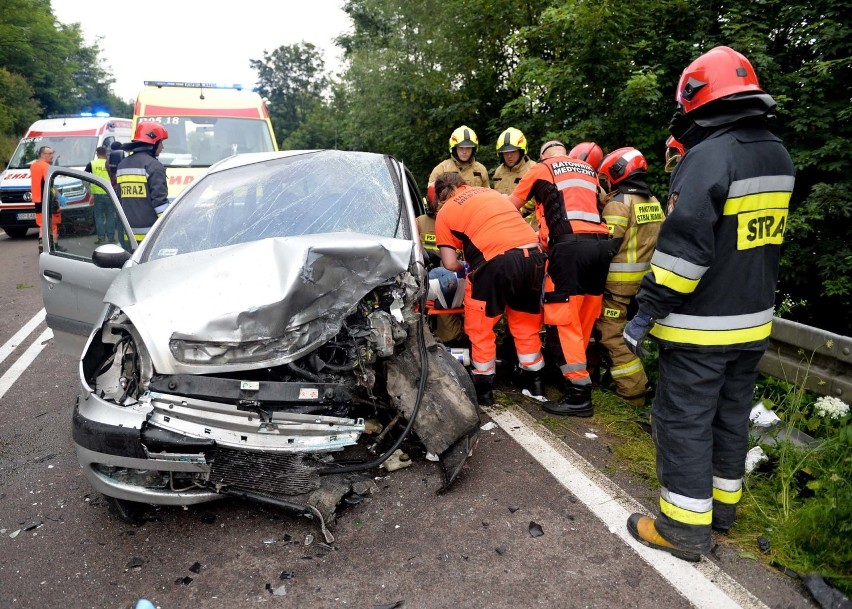 Wypadek koło Przemyśla. W Babicach citroen zderzył się z golfem. Ranne zostały trzy osoby [ZDJĘCIA]