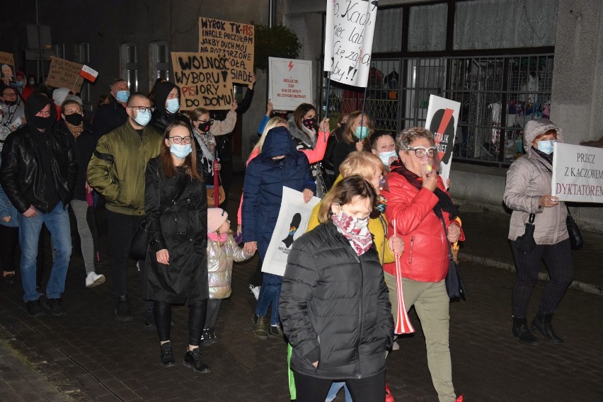 Protestujący na ulicach Łabiszyna