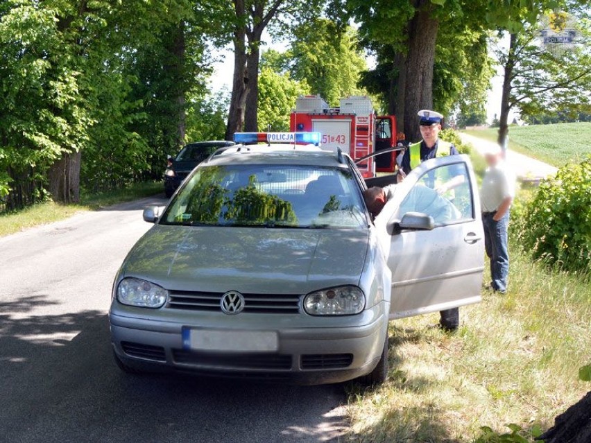 Wypadek w Zielonej Wsi (powiat kościerski). 15-letnia pasażerka auta w szpitalu