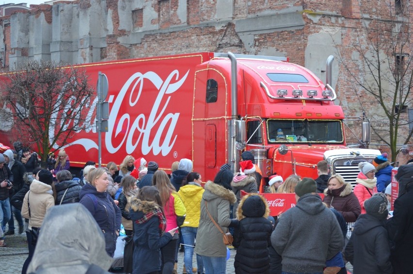 Głogów: Świąteczna Ciężarówka Coca- Coli zaparkowała przy ratuszu [ZDJĘCIA]