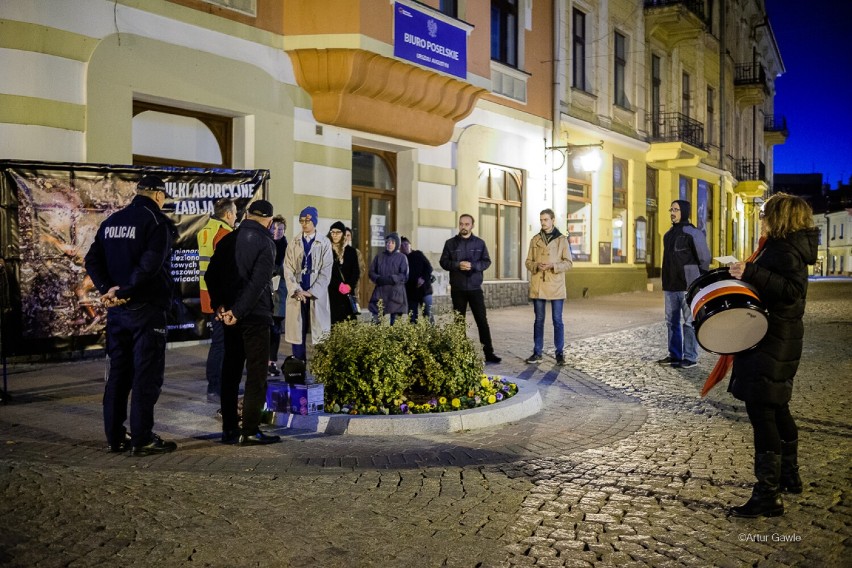 Tarnów. Pikieta Strajku Kobiet kontra Publiczny Różaniec na ulicy Wałowej. Tłumów nie było [ZDJĘCIA]