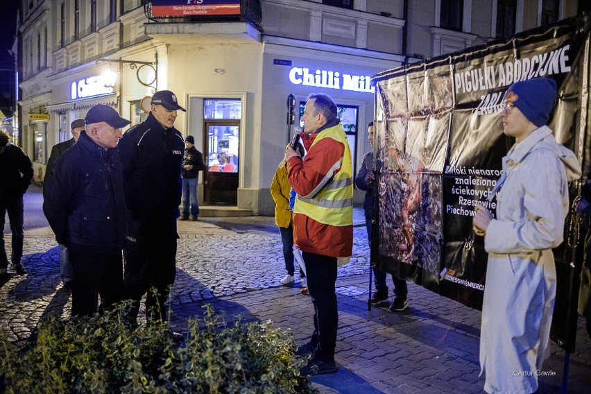 Tarnów. Pikieta Strajku Kobiet kontra Publiczny Różaniec na ulicy Wałowej. Tłumów nie było [ZDJĘCIA]