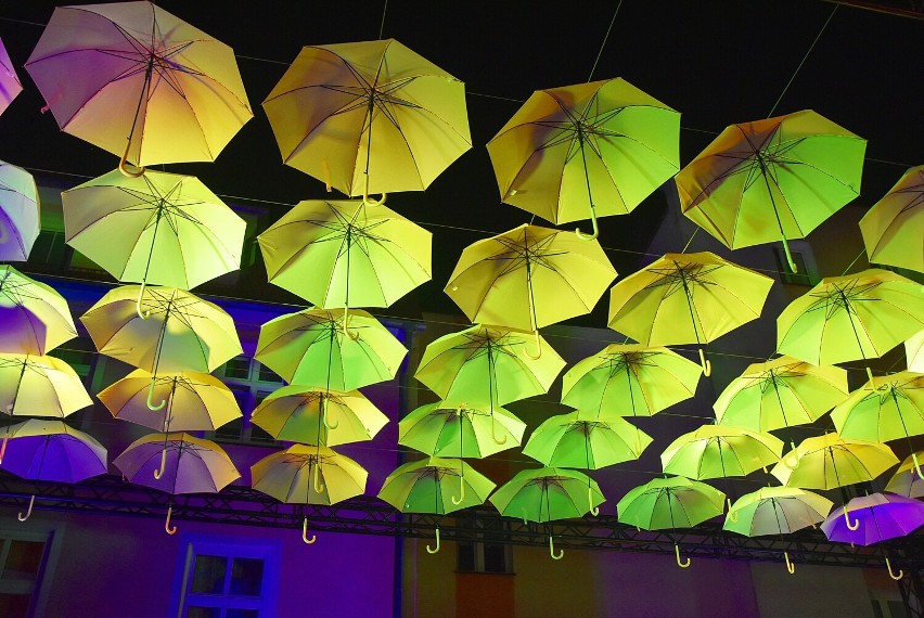 Kolorowe parasolki nad ul. 11 Listopada i „Baśniowy Ogród” na pl. Domańskiego w Pile. Zobaczcie zdjęcia