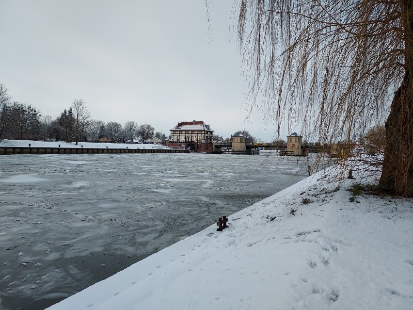 Zima 2021 w Elblągu. Jak prezentuje się miasto w zimowej odsłonie? Zimowy spacer po Elblągu