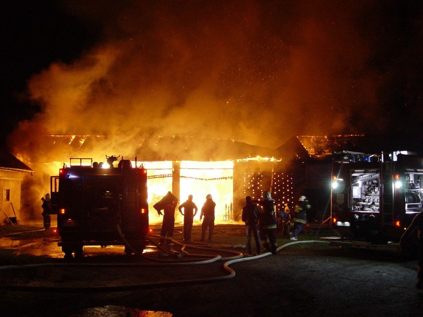 Pożar stodoły w Łeszczynie w gminie Złoczew. Ogień przez osiem godzin gasiło 90 strażaków